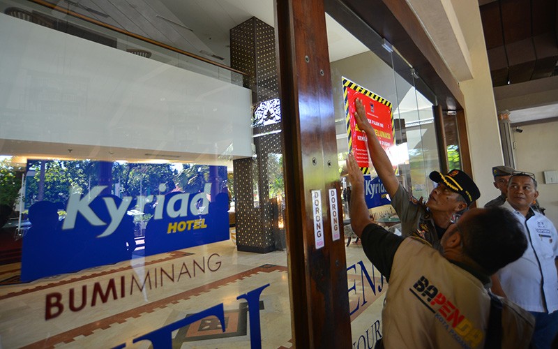 Hotel Belum Melunasi Pajak Dipasang Stiker - Bagian 2