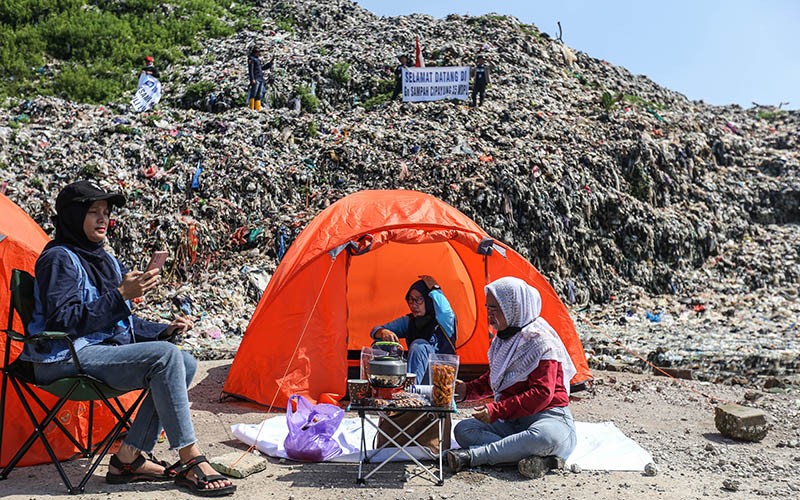 Sindir Pemkot Depok, Relawan Berkemah di Tumpukan Sampah TPA Cipayung - Bagian 2
