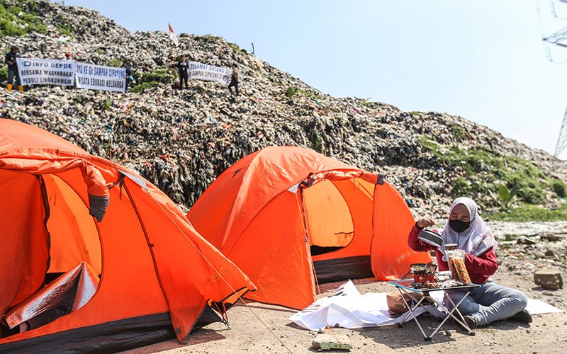 Sindir Pemkot Depok, Relawan Berkemah di Tumpukan Sampah TPA Cipayung - Bagian 1