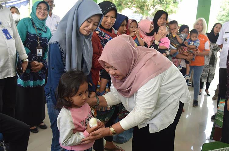 Cegah Stunting, Bupati Sleman Bagikan Telur Ayam bagi Anak-Anak