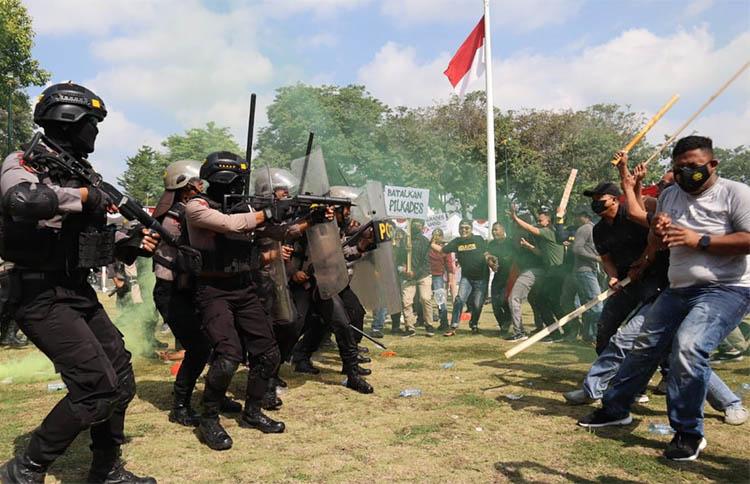 title Sukseskan Pilkades 2023, Polres Klaten Gelar Simulasi Penanganan Kerusuhan Sukseskan Pilkades 2023, Polres Klaten Gelar Simulasi Penanganan Kerusuhan