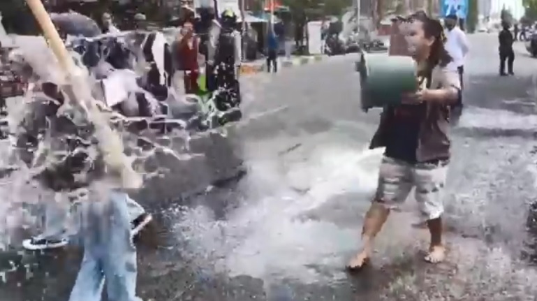 Emak-Emak Bentrok dengan Mahasiswa, Siram Air Emosi Terkena Asap Ban yang Dibakar