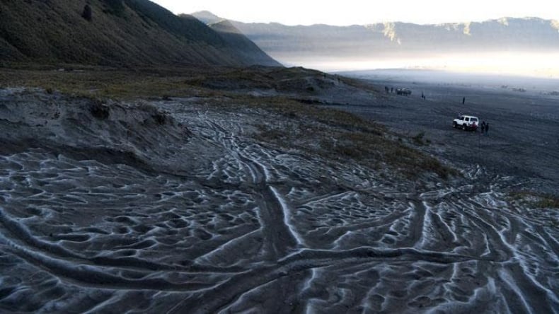 Fenomena Embun Upas Gunung Bromo Jadi Magnet Wisatawan