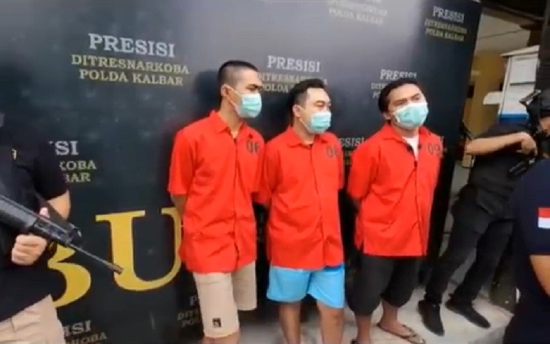 Lilitkan Ribuan Pil Ekstasi ke Badan, 2 Kurir Narkoba Tertangkap di Bandara Supadio