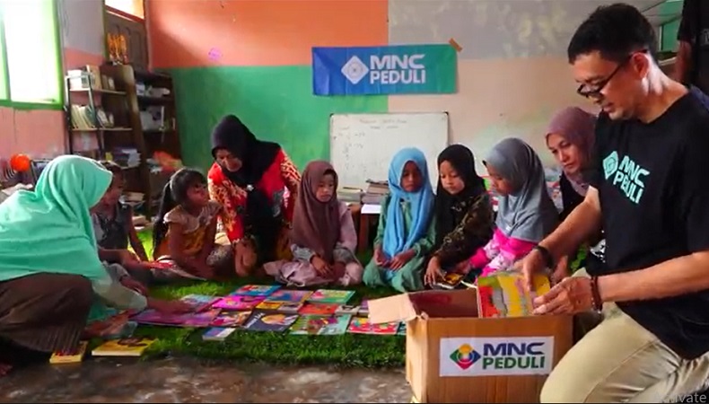 MNC Peduli Salurkan Buku Bacaan untuk Anak-Anak Penyintas Erupsi Gunung Semeru 