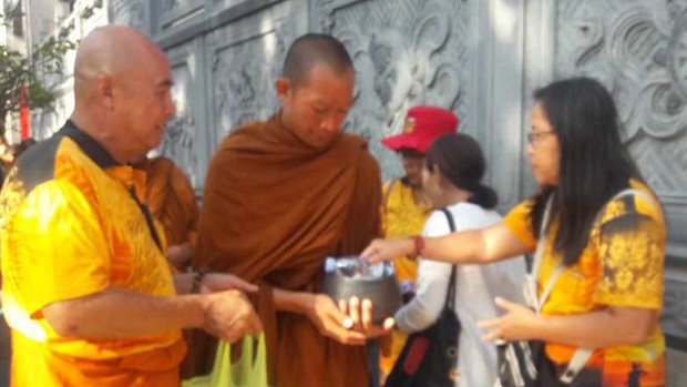 Mengawali Perayaan Waisak, 50 Biksu Lakukan Pindapata di Magelang