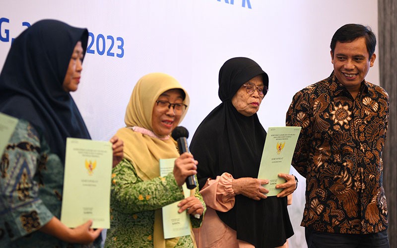 Masyarakat Terima Sertifikat, Ini Bukti Komitmen BTN Tangani Pengaduan Debitur - Bagian 3