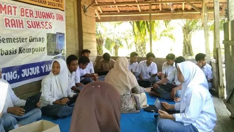 Tak Ada Internet, Pelajar SMA di Aceh Timur Kerjakan Ujian di Atas Bukit