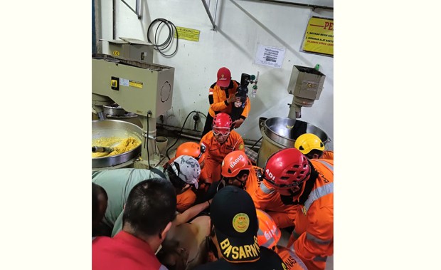 Apes, Pekerja Pabrik Bakpia Terjepit Mesin Penggiling Adonan