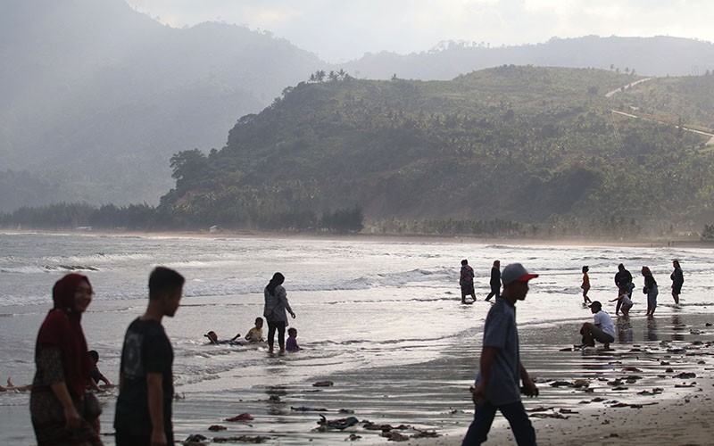 Waspada, Gelombang Tinggi hingga 4 Meter di Perairan Jawa Timur - Bagian 1