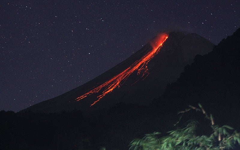 Gunung Merapi Muntahkan 12 Kali Lava Pijar Sejauh 1,7 Km Sepanjang Hari Ini