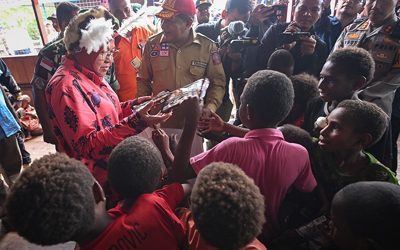 Mensos Serahkan Bantuan kepada Masyarakat Asmat - Bagian 1