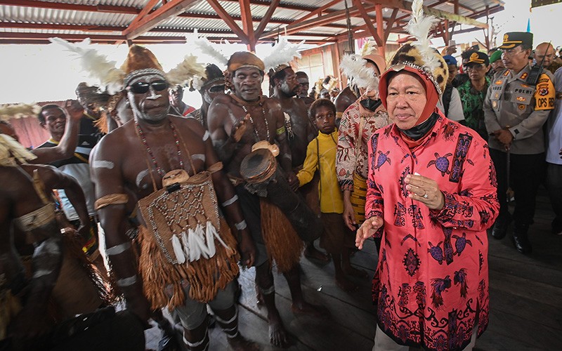 Mensos Serahkan Bantuan kepada Masyarakat Asmat - Bagian 2