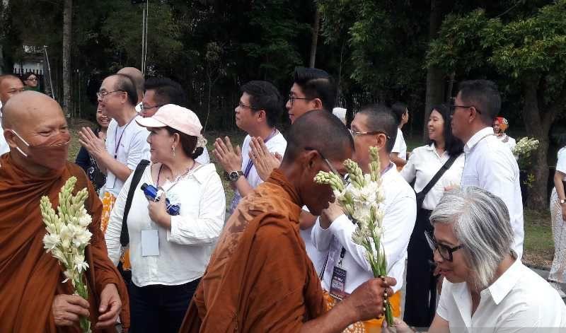 Biksu Thudong Lakukan Puja Bakti, Meditasi dan Pradaksina di Stupa Induk Candi Borobudur