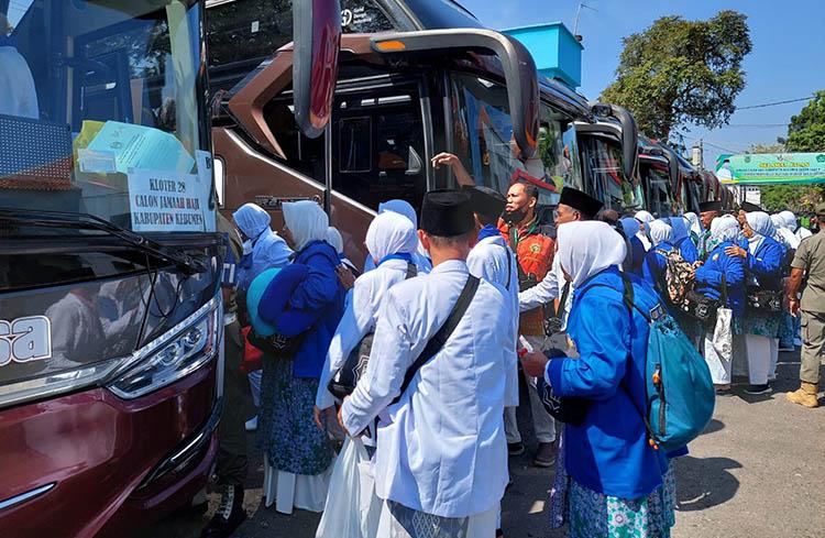 title 1.290 Jemaah Haji Asal Kebumen Diberangkatkan ke Tanah Suci Makkah 1.290 Jemaah Haji Asal Kebumen Diberangkatkan ke Tanah Suci Makkah