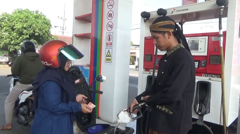 Hari Lahir Pancasila, Pegawai SPBU di Jember Kompak Bertugas Pakai Baju Adat