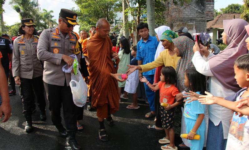 Biksu Thudong Doakan Keselamatan Personel Polri, Kapolresta Magelang: Kita Sangat Senang