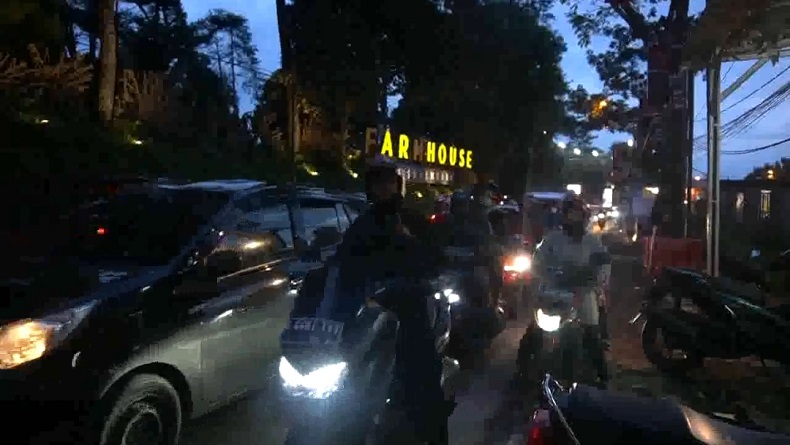 Lalu Lintas Lembang KBB Padat hingga Malam, Polisi Terapkan Belasan Kali One Way