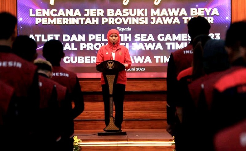 Gubernur Khofifah Beri Lencana Jer Basuki Mawa Beya kepada Atlet SEA Games asal Jatim 