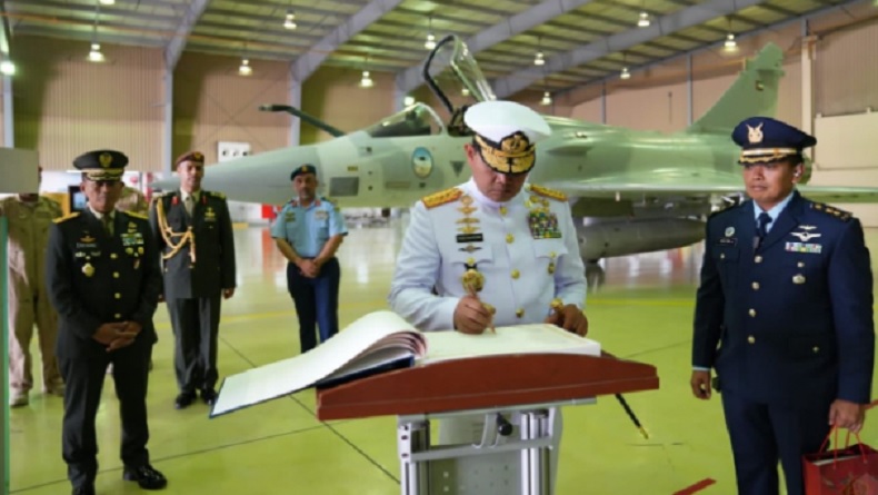 Panglima TNI Cek Kecanggihan Pesawat Dassault Mirage 2000-9 di Pangkalan Militer Al-Dafra 