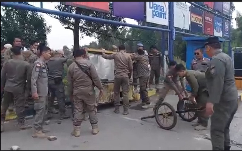 PKL di Tugu Parameswara Jakabaring Ditertibkan, Lapak Dibongkar Dagangan Diangkut