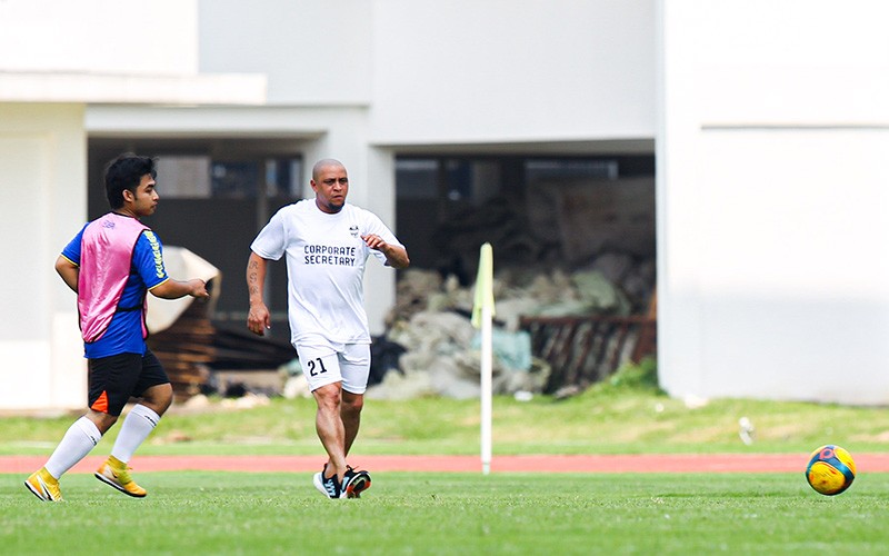Aksi Eric Abidal dan Roberto Carlos saat Main Bola Bareng di Stadion Madya - Bagian 2