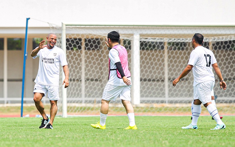 Aksi Eric Abidal dan Roberto Carlos saat Main Bola Bareng di Stadion Madya - Bagian 3