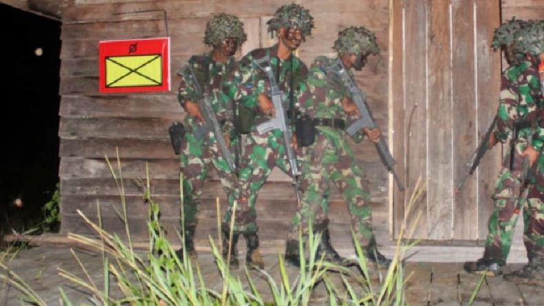 TNI Sergap Markas Kelompok Separatis, 3 Orang Tewas dan Senjata Api Rakitan Disita