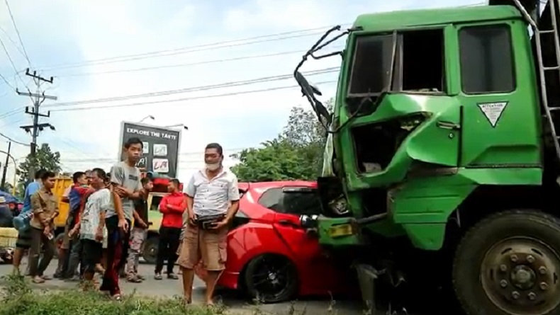 Ngeri, Truk Rem Blong Tabrak 5 Mobil di Lampu Merah Jalinsum Asahan hingga Ringsek
