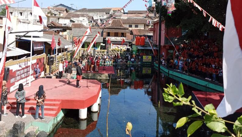 Hari Lahir Pancasila, Ribuan Warga Salatiga Gelar Upacara Bendera di Atas Kolam Mata Air