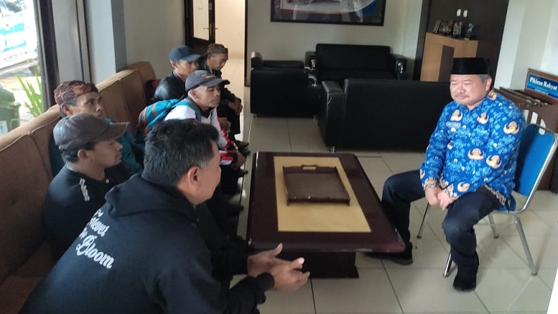 Bawa 1.000 Tanda Tangan, Warga Laporkan Dugaan Penyelewengan Kades ke Bupati Garut