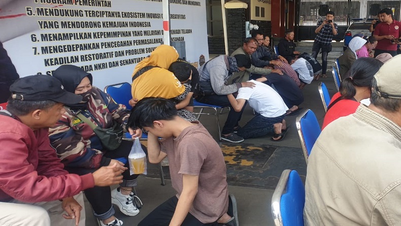 Di Hadapan Orang Tua, Anggota Geng Motor di Cimahi Sujud dan Nangis