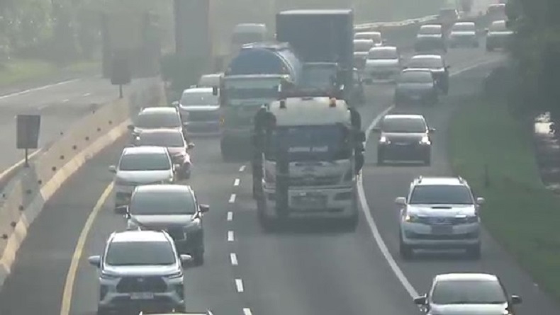 Volume Kendaraan di Tol Cipularang Padat, Bahu Jalan Digunakan untuk Menyalip