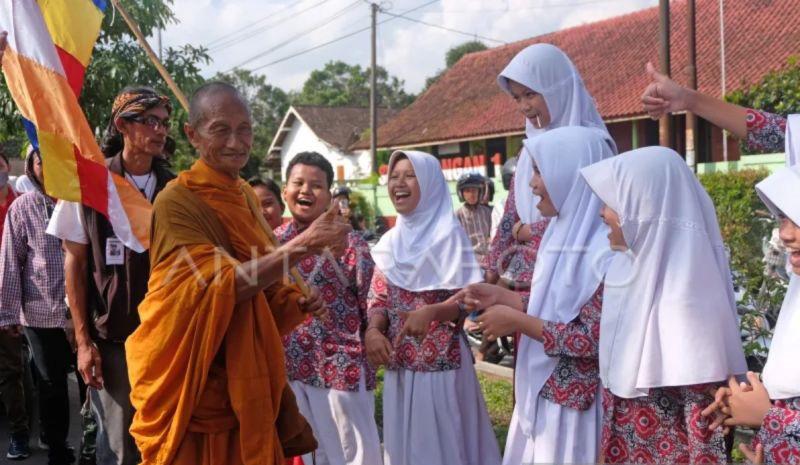 Potret Toleransi Warga Jateng Sambut Biksu Thudong: Ramah, Murah Senyum dan Rukun