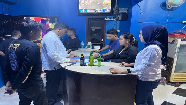Polres Pekalongan Razia Sejumlah Kafe, Puluhan Botol Miras Disita