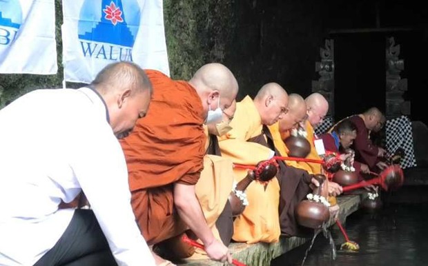 Biksu dari Thailand, Malaysia hingga Kanada Ikuti Prosesi Pengambilan Air Berkah Waisak di Jumprit