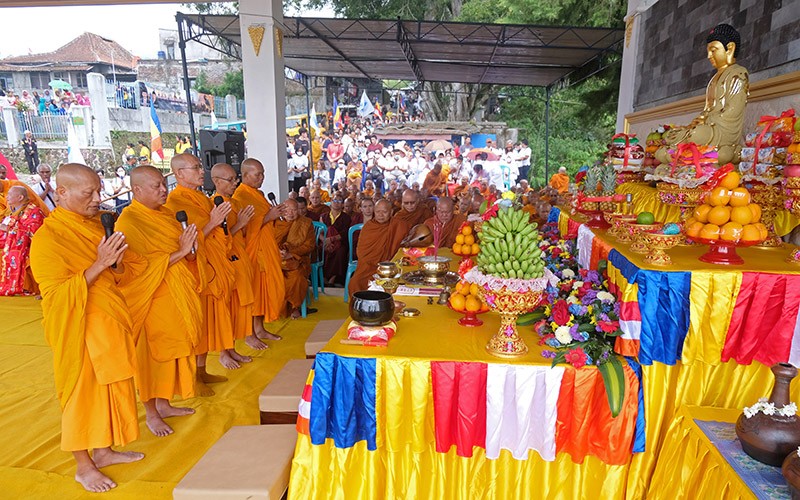 Biksu Thudong Ambil Air Suci Waisak untuk Dibawa ke Candi Borobudur - Bagian 3