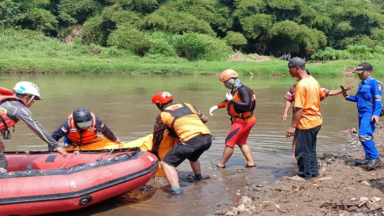 title 2 Pemancing Hanyut Terbawa Arus Sungai Cimanuk Garut, 1 Orang Meninggal 2 Pemancing Hanyut Terbawa Arus Sungai Cimanuk Garut, 1 Orang Meninggal