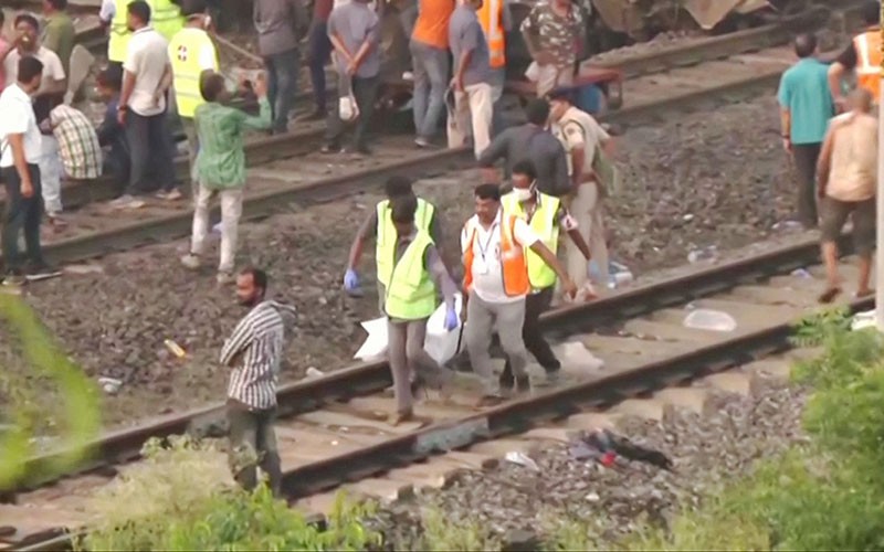 Foto-Foto 2 Kereta Penumpang Bertabrakan di India, 288 Orang Tewas - Bagian 3