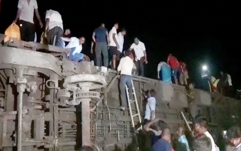 Foto-Foto 2 Kereta Penumpang Bertabrakan di India, 288 Orang Tewas - Bagian 4