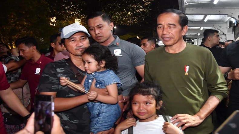 Momen Presiden Jokowi Jalan Kaki di Malioboro, Pengunjung Girang hingga Berebut Foto