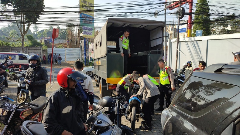 Ratusan Pemotor Ditilang di Lembang KBB, Dominan Pakai Knalpot Bising