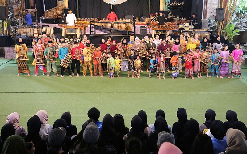 Ketika Anak-Anak Perkenalkan Alat Musik Angklung kepada Wisatawan - Bagian 1