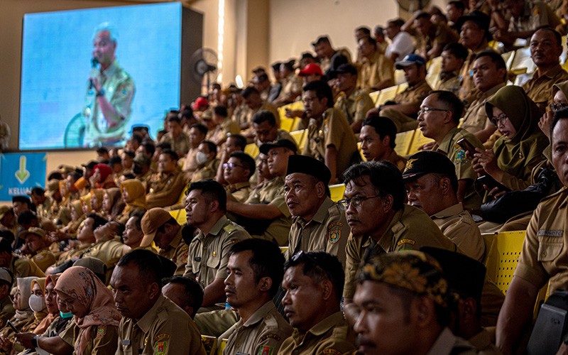 Ganjar Pranowo Kumpulkan Ribuan Kades se-Jawa Tengah - Bagian 2