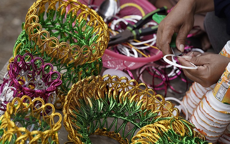 Melihat Kesibukan Ibu-Ibu di Kolaka Membuat Kerajinan Berbahan Sampah Plastik - Bagian 2