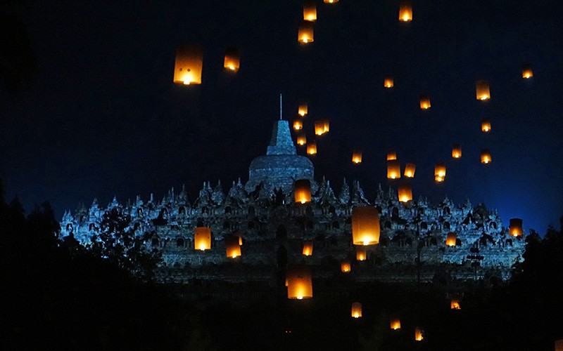 Simbol Perdamaian, 2.567 Lampion Diterbangkan Tutup Rangkaian Hari Raya Waisak - Bagian 2