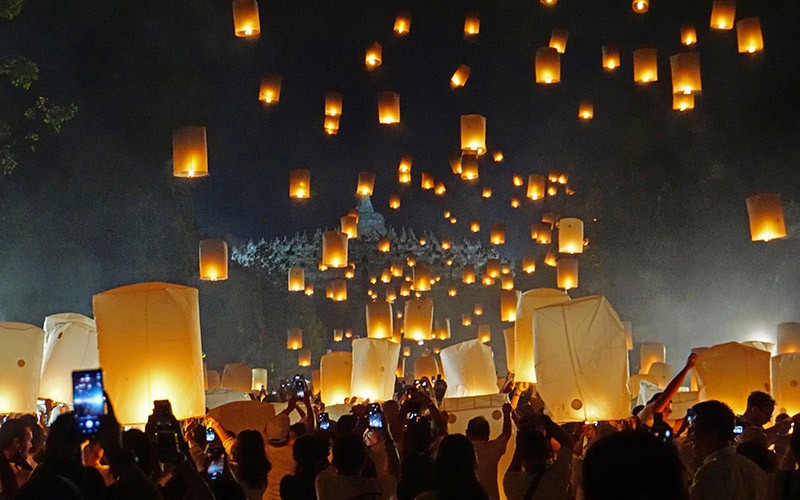 Simbol Perdamaian, 2.567 Lampion Diterbangkan Tutup Rangkaian Hari Raya Waisak - Bagian 1