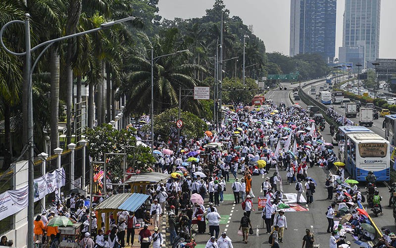 Ribuan Tenaga Medis Datangi DPR Tolak RUU Kesehatan Omnibus Law - Bagian 3