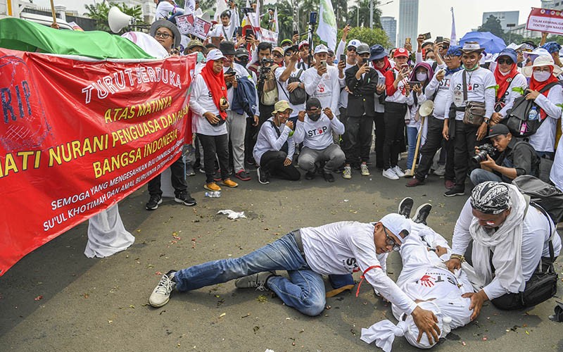Ribuan Tenaga Medis Datangi DPR Tolak RUU Kesehatan Omnibus Law - Bagian 2