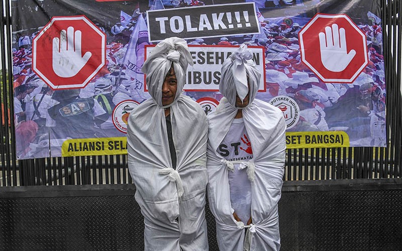 Ribuan Tenaga Medis Datangi DPR Tolak RUU Kesehatan Omnibus Law - Bagian 1